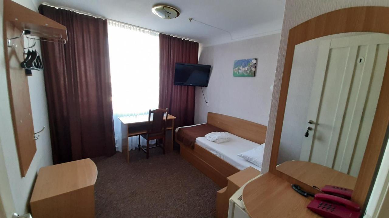 Tourist Hotel Charkiv Esterno foto